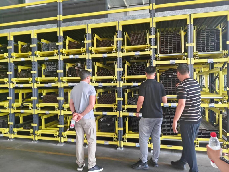 العملاء البرازيليون يزورون شركة HEGERLS لاستكشاف حلول أتمتة المستودعات الذكية